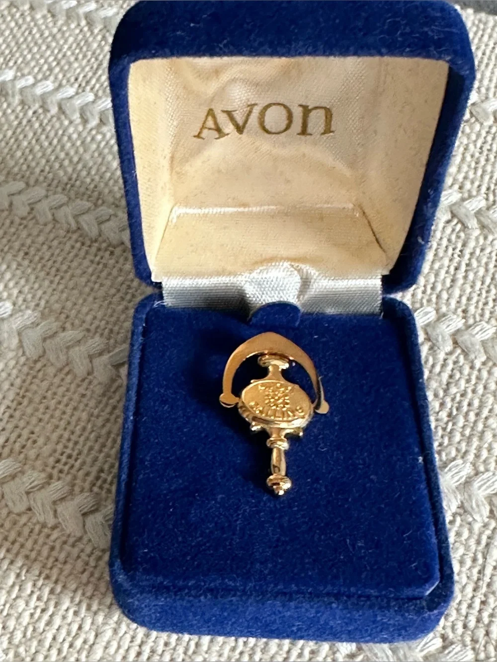 vintage gold-tone Avon Calling door knocker lapel pin, likely awarded to sales r - Picture 7 of 12
